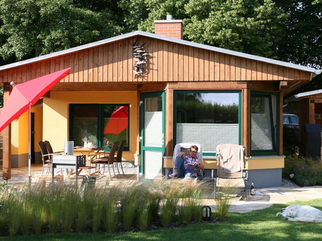 Ferienhaus H.Winkler Warsower Weg (Orange farben. Grünes Dach), 17154 Neukalen