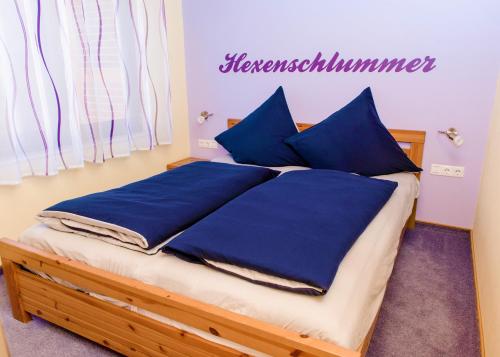 Ferienhaus Hexenschlummer - Schlafzimmer und romantischer Schlafboden