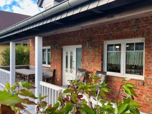 Ferienhaus Lobbe Haus überdachte Terrasse, Kamin