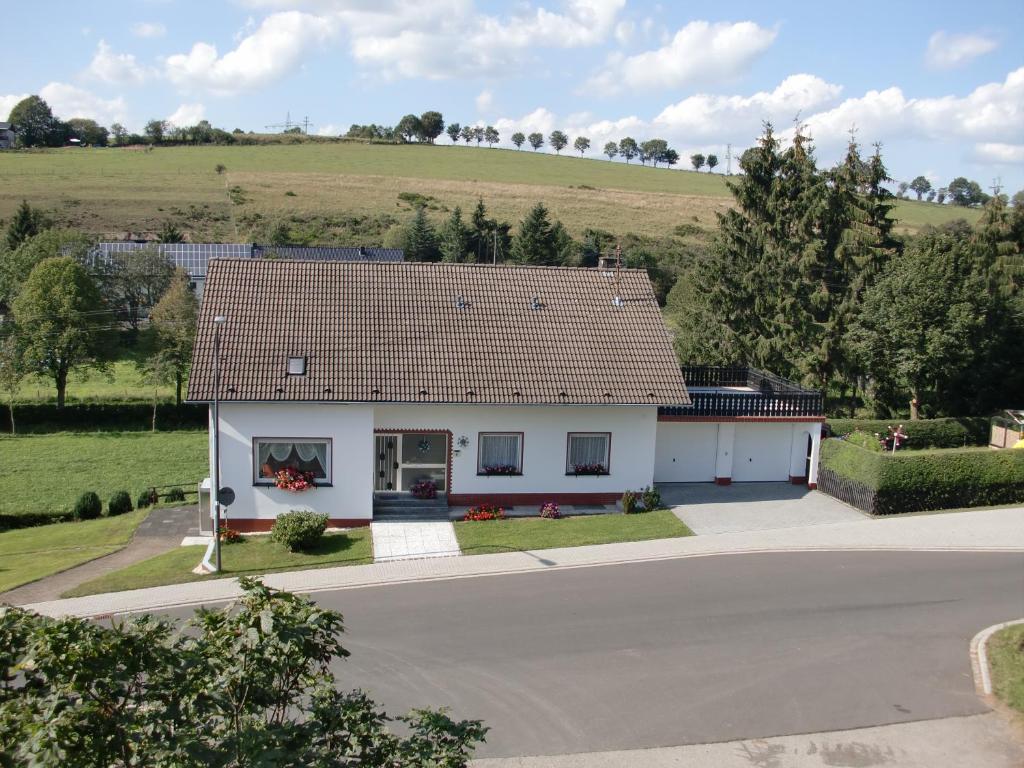 Ferienhaus Margaretha Bahnhofstraße 9, 54611 Hallschlag