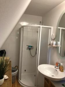 Maison de vacances Ferienhaus Reetdach 1300qm Privatgrundstück Bootssteg Templin Lübbesee Uckermark Erholung pur Seenplatte Petersdorfer Siedlung 22 Sackgasse am Lübbesee 17268 Petersdorf Brandebourg