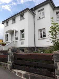 Maison de vacances Ferienhaus XXL Deutschland für gehobene Ansprüche großer Familien oder bis zu 4 Paaren und bis zu 8 Kindern Dr-Robert-Koch-Straße 3 98744 Oberweißbach Thuringe