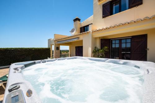 Five Bedrooms Villa, heated pool, Hot Tub and Free WIFI, lots of space