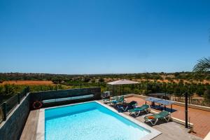Five Bedrooms Villa, heated pool, Hot Tub and Free WIFI, lots of space