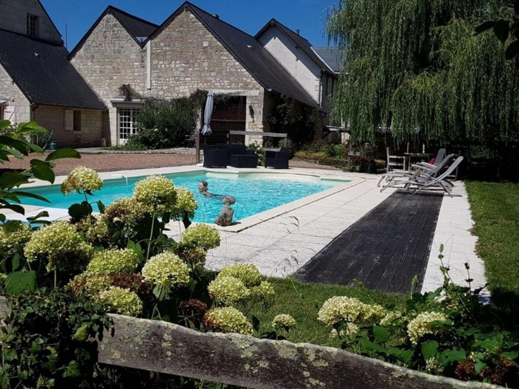 Former customs house with large garden and private pool 4 km from Chinon , 37500 La Roche-Clermault