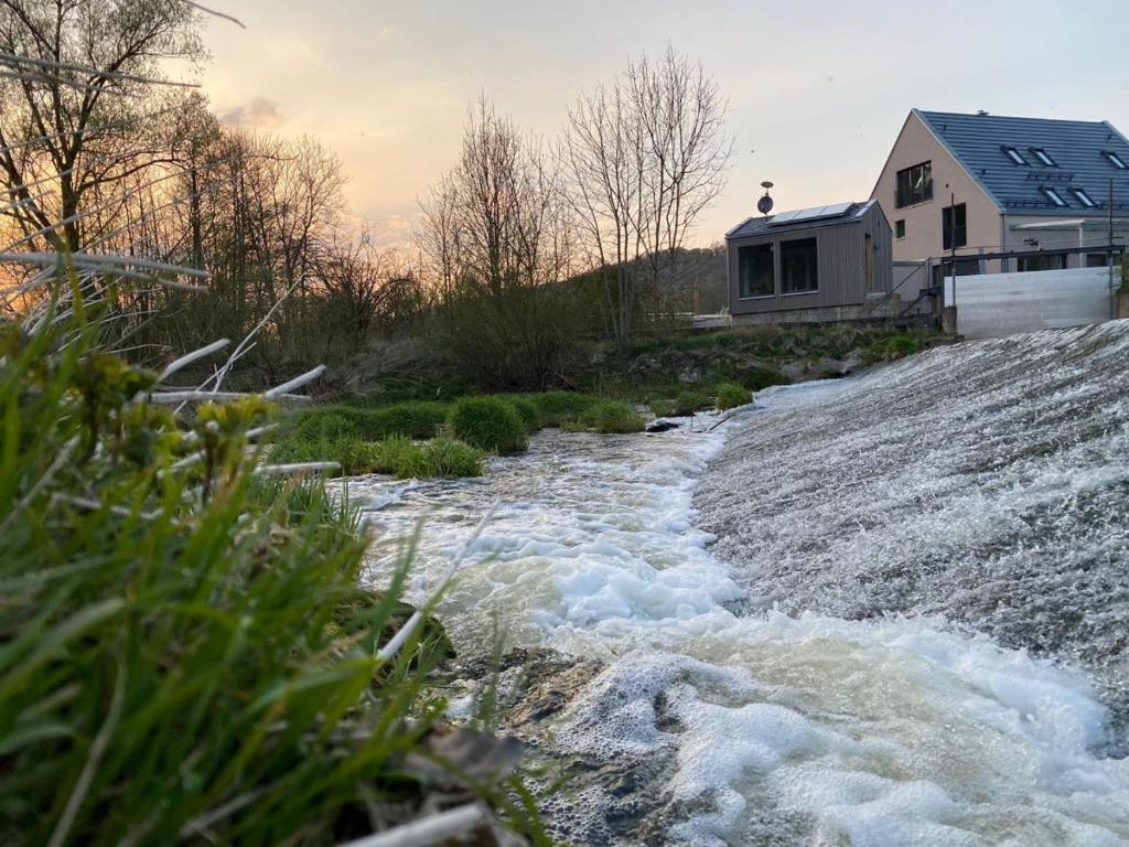 Maison de vacances Freistehendes Ferienhaus Renkenmühle näher kann man am Wasser nicht wohnen Oberer Mühlweg 12 74673 Eberbach