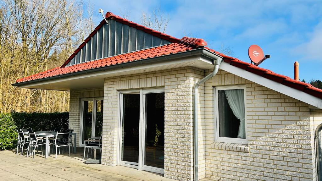 Freistehendes Ferienhaus - ruhige Waldlage - wenige Schritte zum See 60 Kaninchenweg Ferienhaus Waldsiedlung DeBorg, Schloss Dankern, 49733 Düne