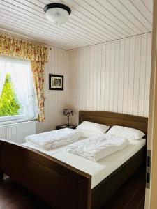 Maison de vacances Freistehendes Ferienhaus - ruhige Waldlage - wenige Schritte zum See 60 Kaninchenweg Ferienhaus Waldsiedlung DeBorg, Schloss Dankern 49733 Düne Basse-Saxe