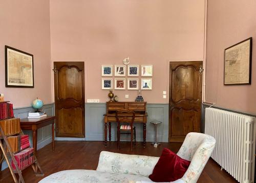'French Country House in Town' with private garden, pool and cinema room