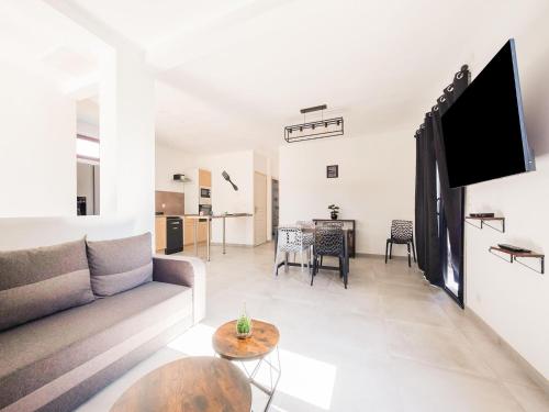 Fully renovated house only few minutes walk away from Ohama Beach