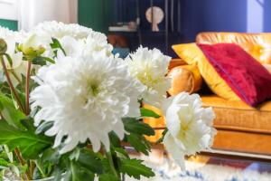 Furnished Townhouse Ideally Located With 4 Bedrooms Large Terrace & Garden
