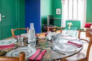 Furnished Townhouse Ideally Located With 4 Bedrooms Large Terrace & Garden