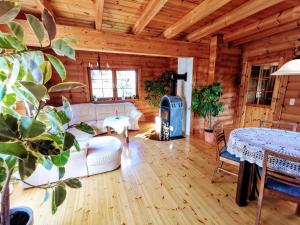 Gemütliches Blockhaus am Wald mit großem Garten