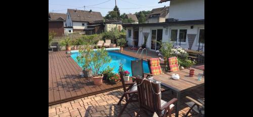 Gemütliches Familienhaus an der Sieg mit Pool und Billard