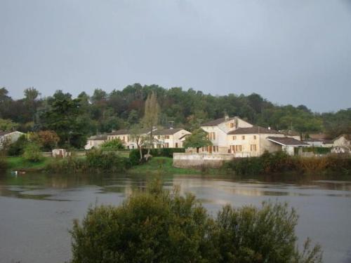 Gironde style house bordering the river