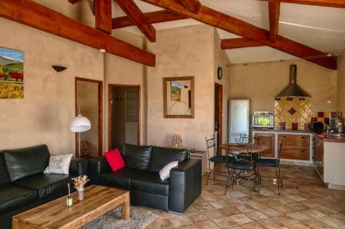 Gîte 4 personnes avec piscine proche du village et des ballades dans le Ventoux