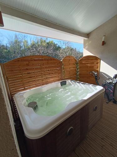 Gite 80 m2 climatisé avec jacuzzi 15 mn de Bordeaux