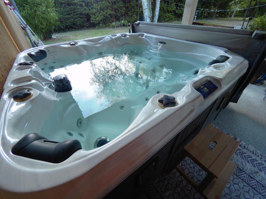 Maison de vacances Gîte à la campagne avec jacuzzi - 3 étoiles 12 Hameau de Bredera 33480 Avensan