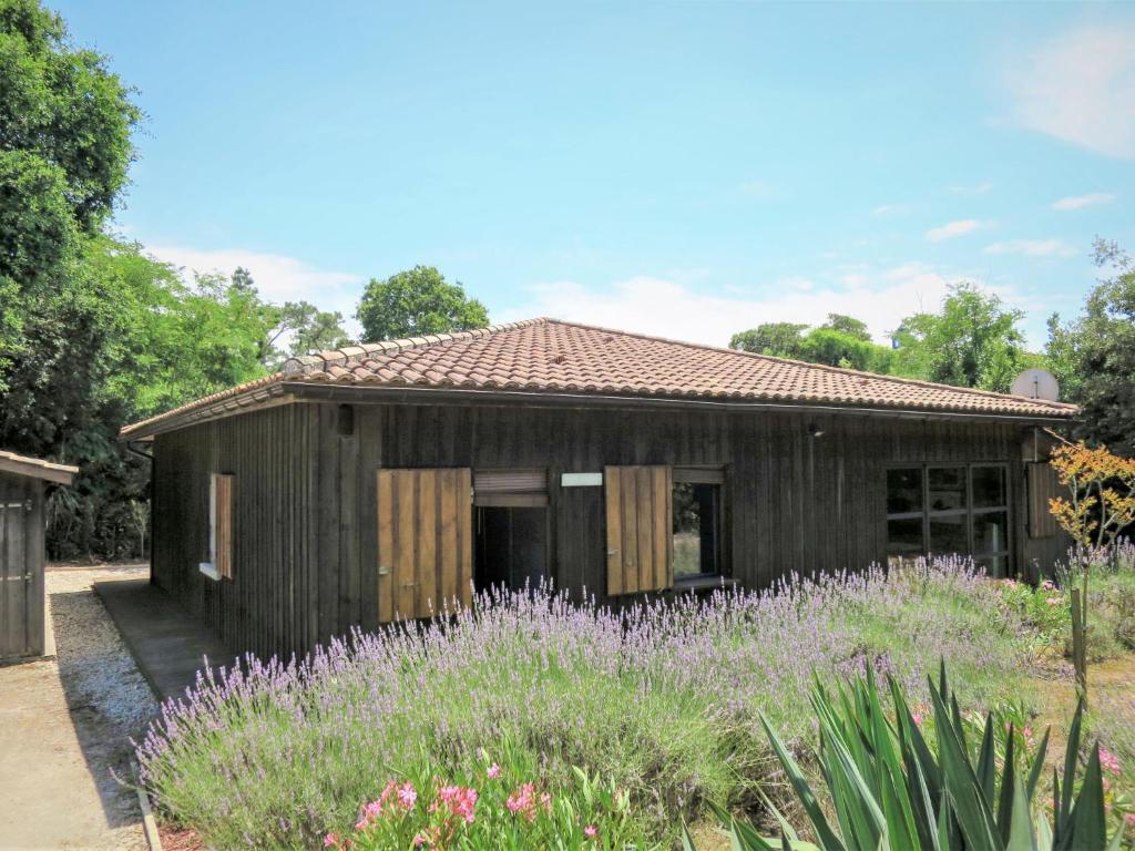 Gîte 'à la campagne' met gedeeld zwembad.