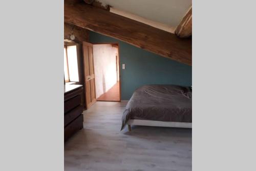 gîte à la ferme chaleureux avec animaux et ruisseau