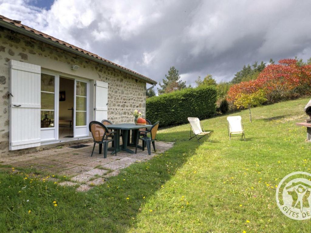 Maison de vacances Gîte Aboën, 3 pièces, 6 personnes - FR-1-496-14 Montcoudiol 42380 Aboën