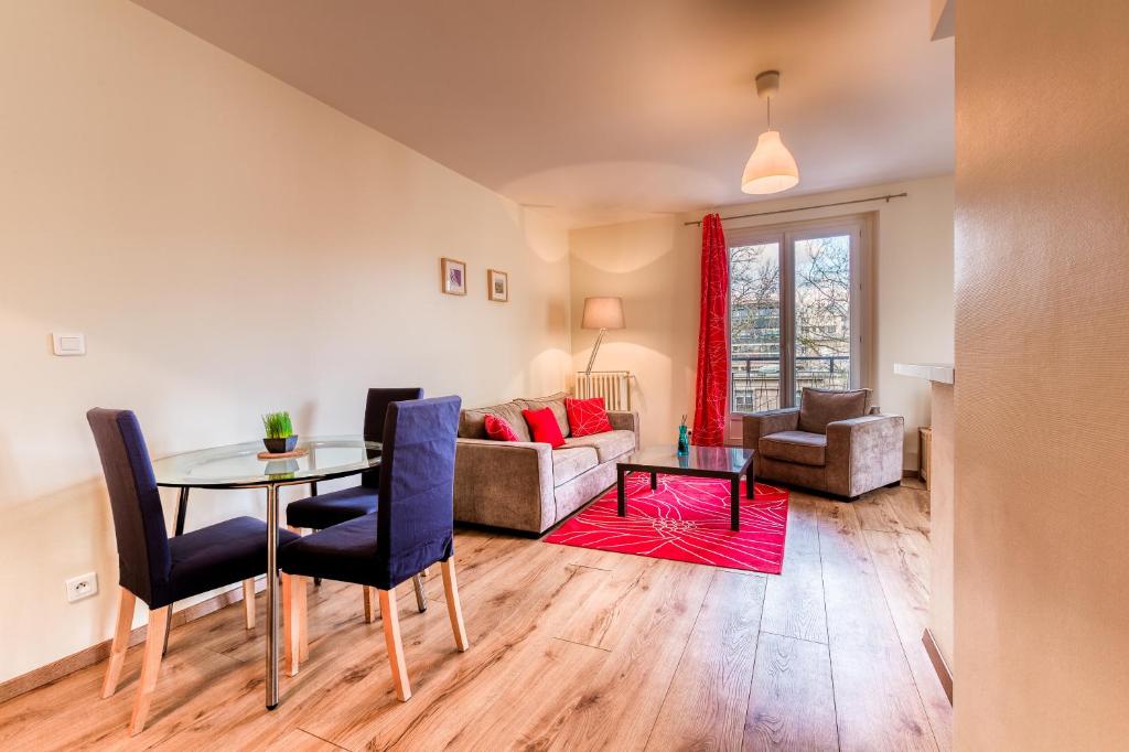 Gîte Ainay-le-Vieil, 3 pièces, 6 personnes - FR-1-586-7