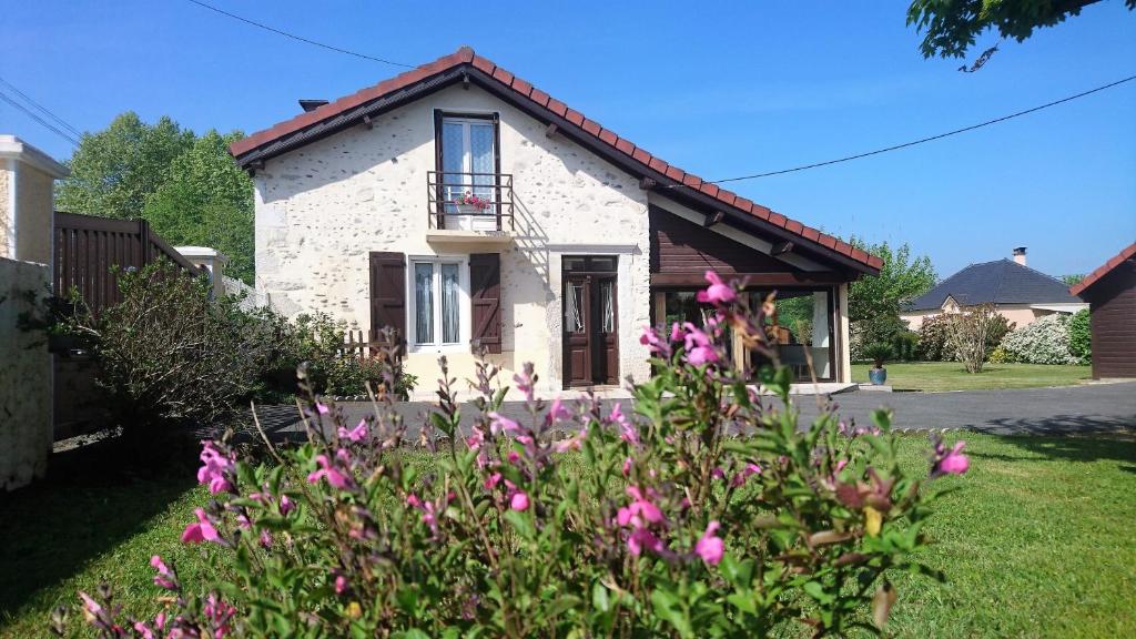 Maison de vacances gîte Arrebòts dou Rey ( Les galets du Roy) 2 rue de l'église 64800 Saint-Abit