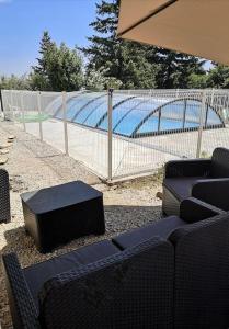 GiTE ATYPIQUE AVEC PISCINE COUVERTE en saison
