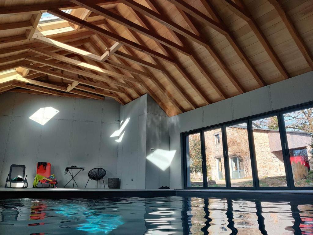 Maison de vacances Gîte avec piscine intérieure Le Besset 12160 Moyrazès