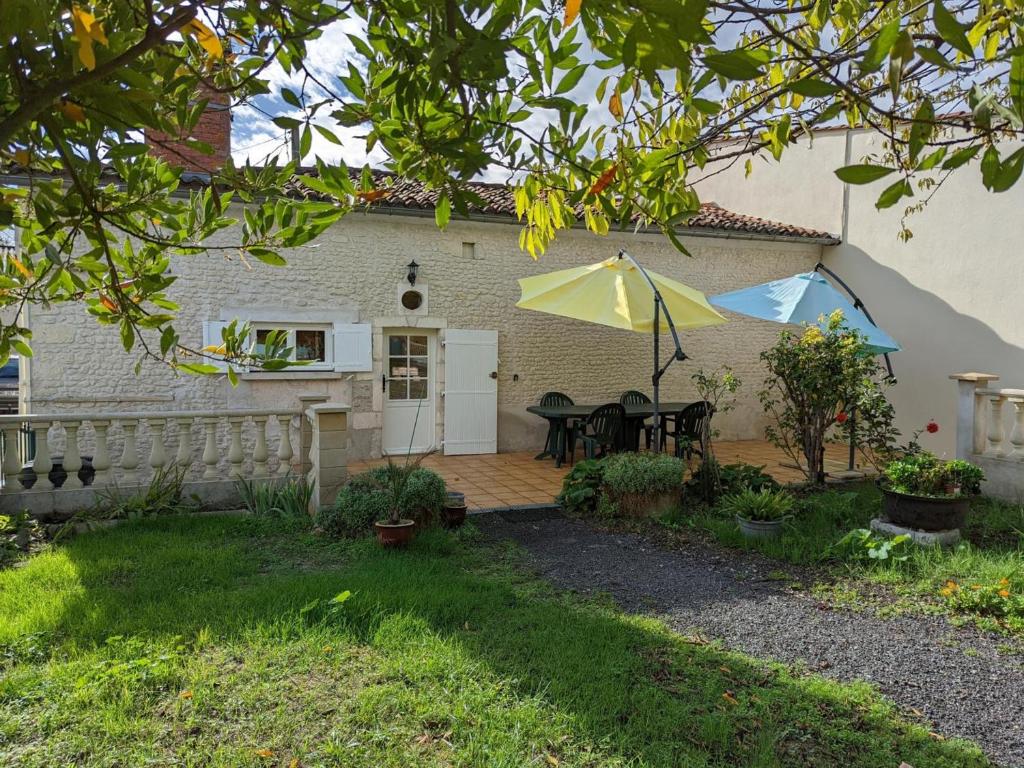 Maison de vacances Gîte Barret, 5 pièces, 8 personnes - FR-1-653-155 9 rue de l'Ancienne Mairie 16300 Barret