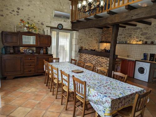 Gîte Bonnes, 5 pièces, 12 personnes - FR-1-653-122