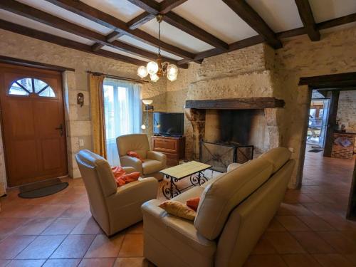 Gîte Bonnes, 5 pièces, 12 personnes - FR-1-653-122
