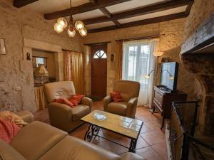 Gîte Bonnes, 5 pièces, 12 personnes - FR-1-653-122