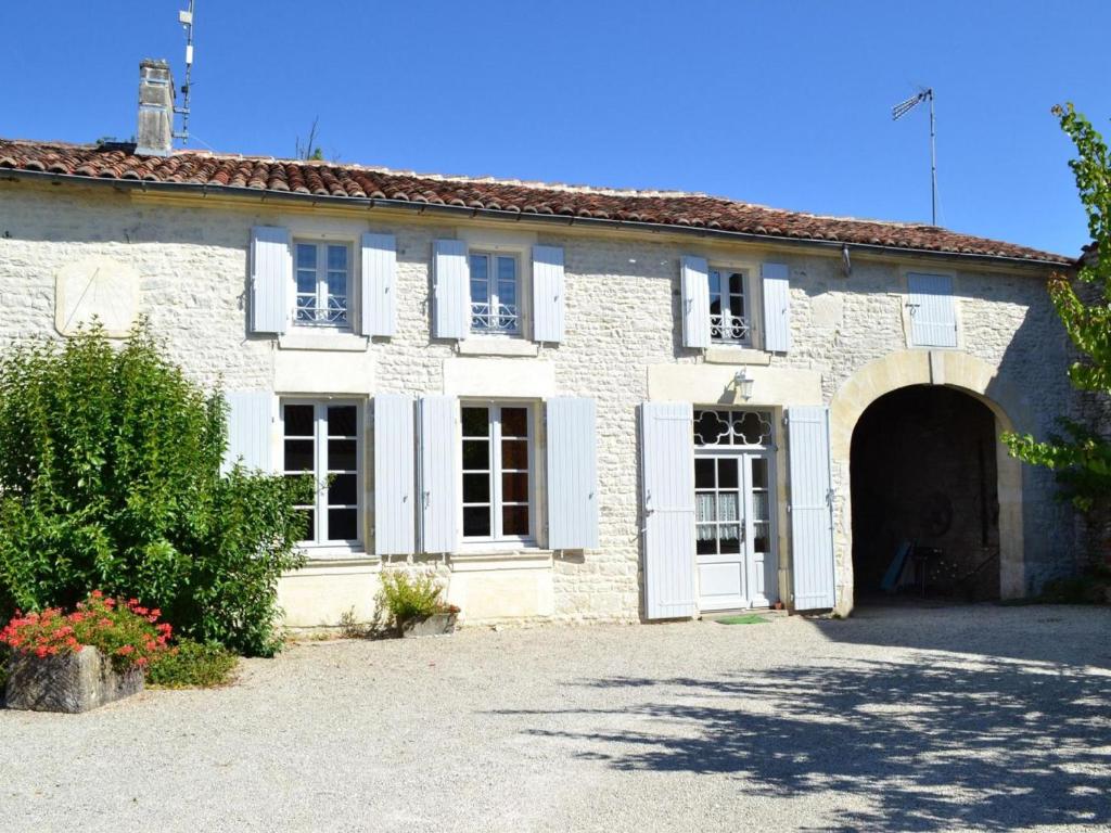 Gîte Bréville, 4 pièces, 6 personnes - FR-1-653-104 Le Bourg, 16370 Bréville