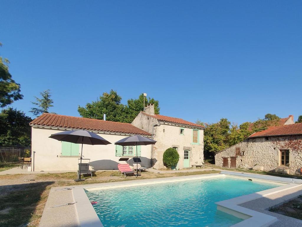 Gîte Charroux - Allier, 4 pièces, 6 personnes - FR-1-489-394 5 rue des Bajauds, 03140 Charroux-dʼAllier