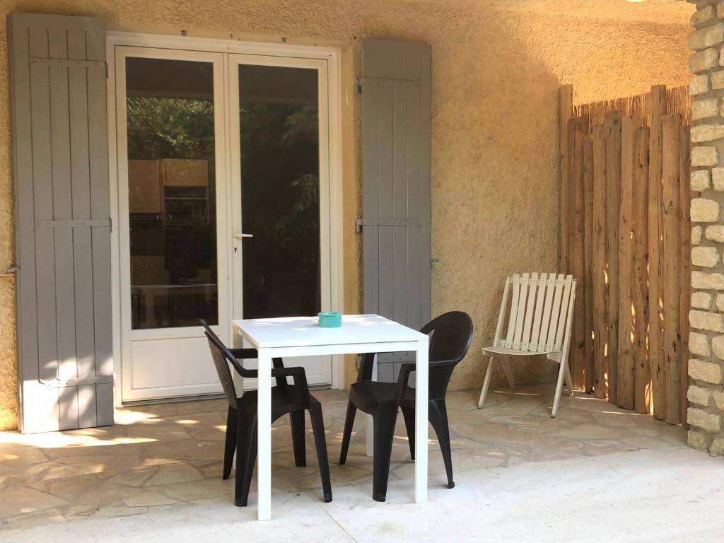 Maison de vacances Gîte chez BIBI studio 2 à 4 pers D52, 727 route de Sarrians 84190 Vacqueyras