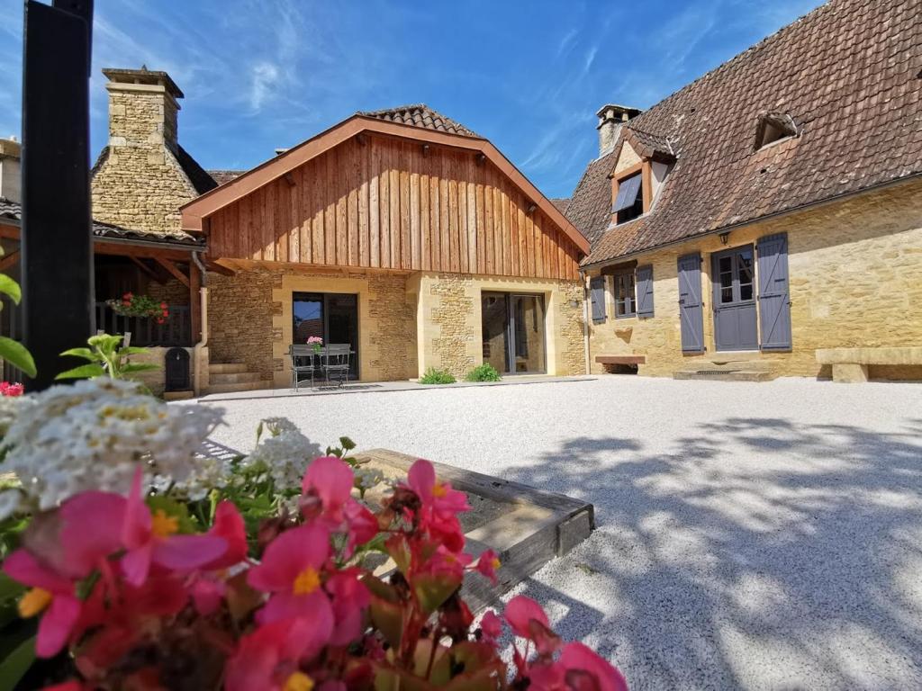 Maison de vacances Gîte Coly-Saint-Amand, 5 pièces, 8 personnes - FR-1-616-85 La Vignolle 24290 Le Bousquet