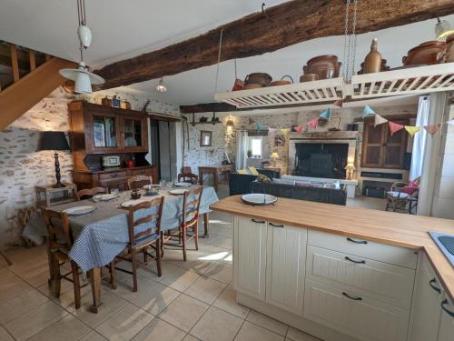 Gîte Combiers, 4 pièces, 6 personnes - FR-1-653-171