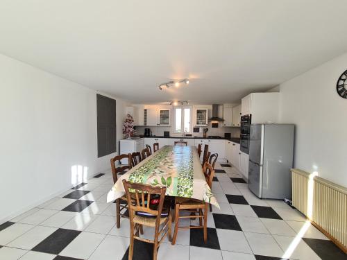 Gîte Crozon-sur-Vauvre, 8 pièces, 18 personnes - FR-1-591-382