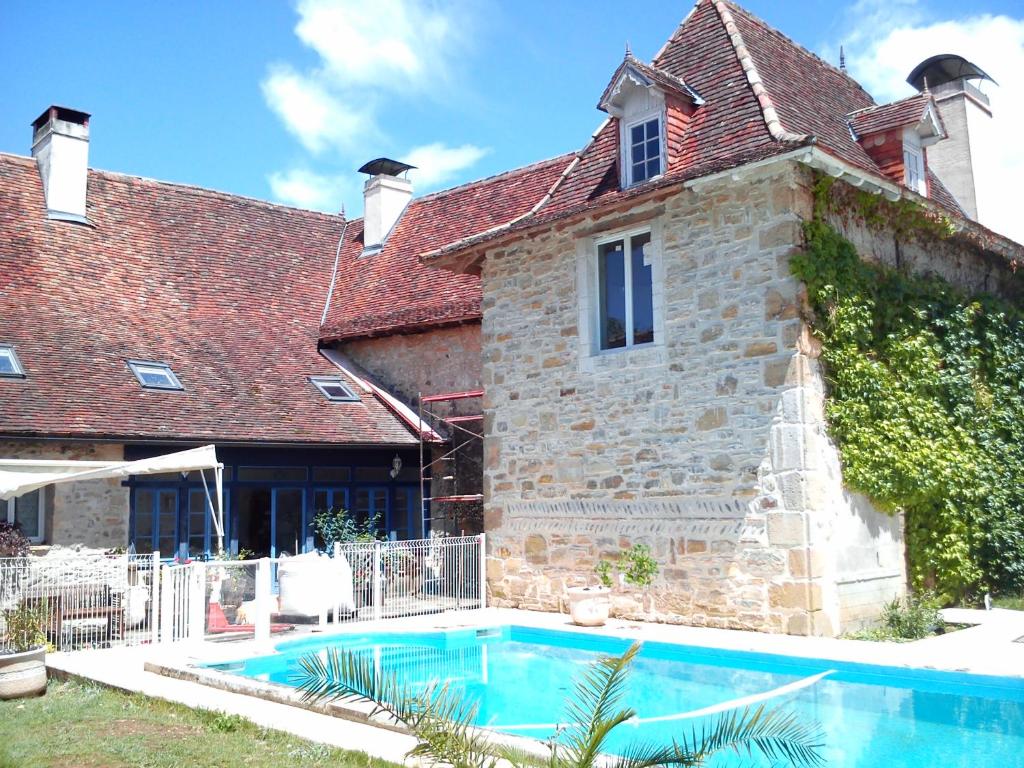 Maison de vacances Gite de 6 à 14 pers avec Piscine-Jacuzzi- Salle des fêtes 5 Rue des Pyrénées 64190 Bastanès