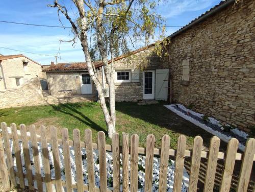 Maison de vacances gîte de charme proche Poitiers Le verger sur dive 2 Rue des Mées 86330 La Grimaudière -1