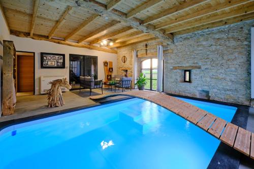 GITE de L'ATELIER LOFT INDUSTRIEL CLIMATISE PISCINE INTERIEURE PRIVEE TERRASSE