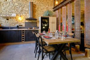 GITE de L'ATELIER LOFT INDUSTRIEL CLIMATISE PISCINE INTERIEURE PRIVEE TERRASSE