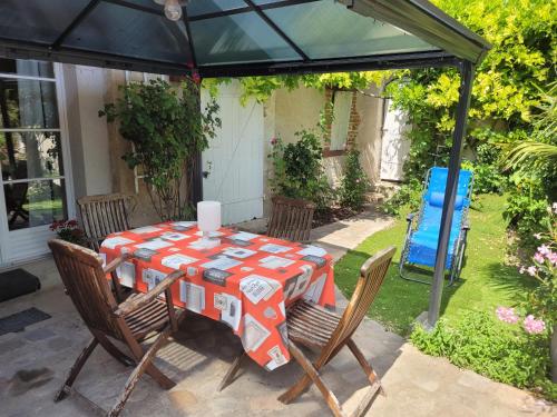 Gîte de la tour de Loire 65 m2 au pied d'une tour du 17ème
