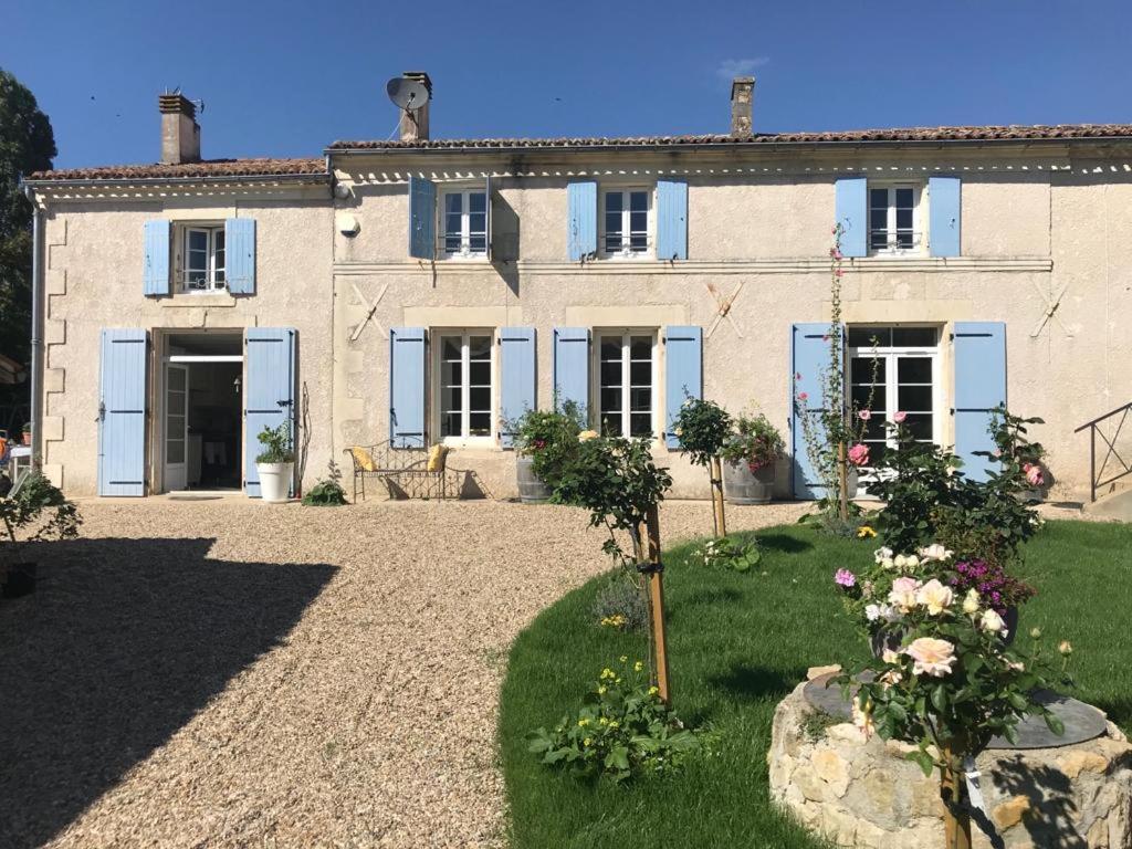 Maison de vacances Gite de luxe 6 chambres (12 personnes) avec piscine privée et chaufée 30 Chemin des Romains 17330 Saint-Martin-de-la-Coudre