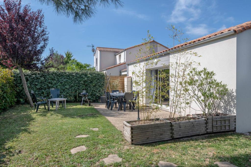 Gîte Dollon, 9 pièces, 14 personnes - FR-1-410-308 72390 Dollon