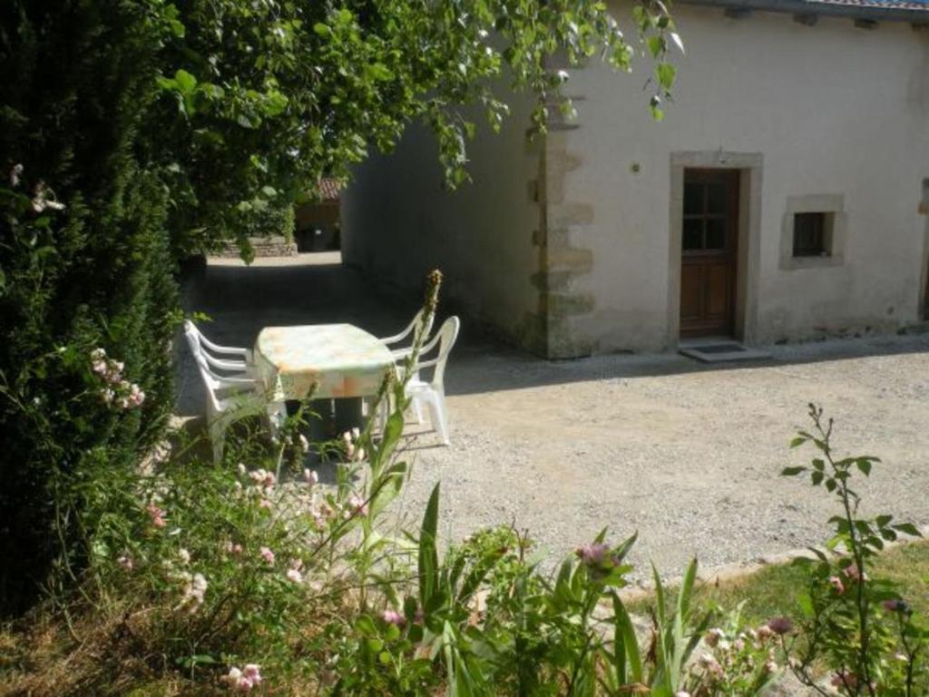 Maison de vacances Gîte Dommartin-aux-Bois, 3 pièces, 5 personnes - FR-1-589-87 12, rue de la Pêche - Agémont 88390 Dommartin-aux-Bois