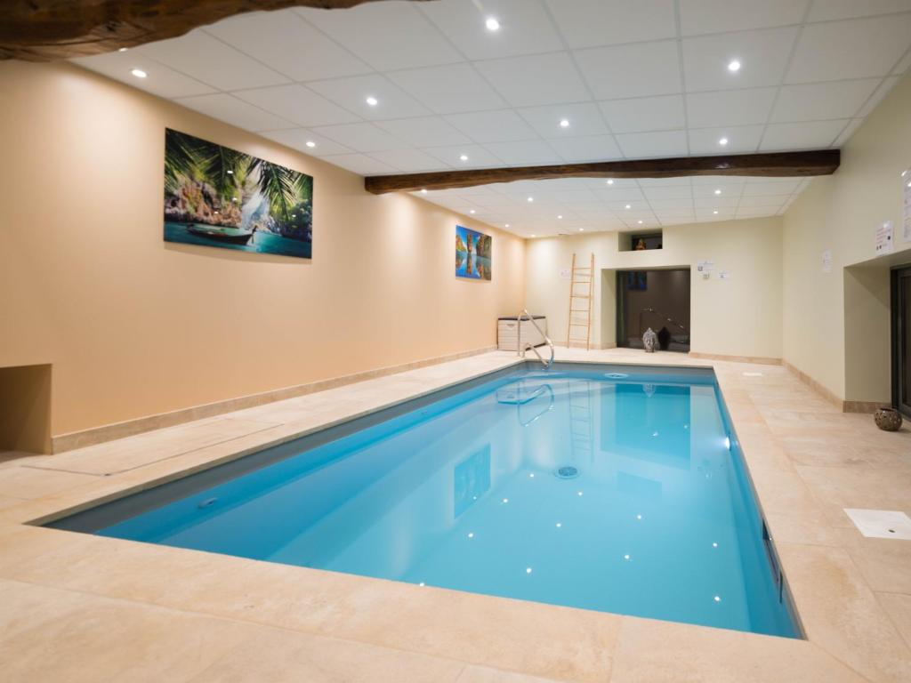 Maison de vacances Gite du Château avec piscine intérieure privative lieu dit sous lourdon 71250 Lournand