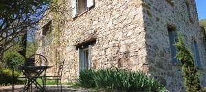 Maison de vacances Gîte en Cévennes du sud, bergerie restaurée, 2 à 4 personnes, piscine, vue exceptionnelle, authenticité et confort LE MAZEL Route de la Combe 30440 Saint-Laurent-le-Minier Languedoc-Roussillon