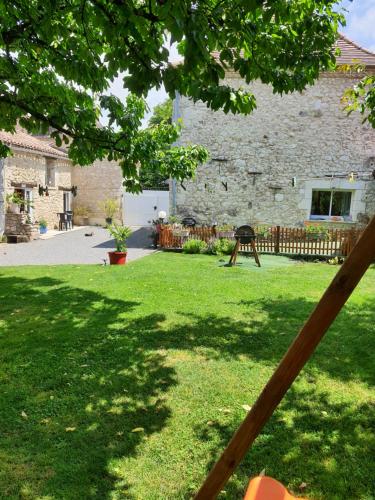 gîte en pierre le paradis jaccuzzi piscine perigord pourpre 9km de bergerac